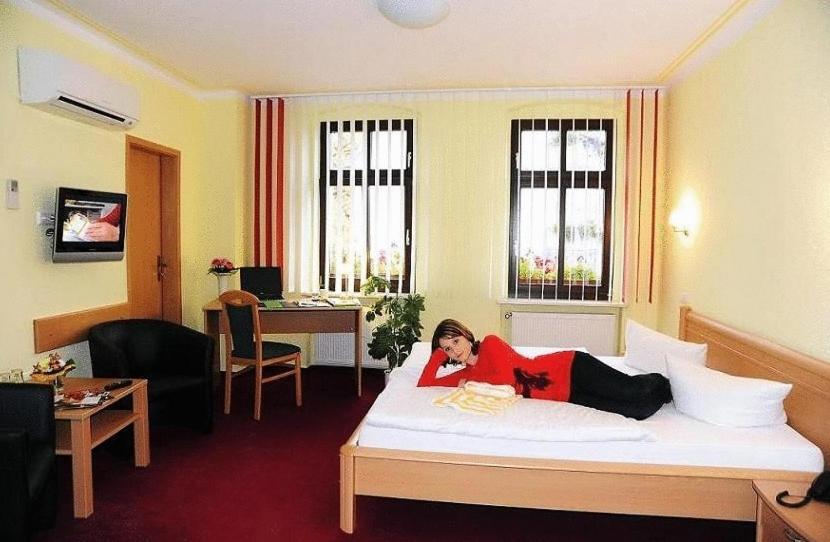 Hotel-Pension Am Schwanenteich Wittenberg Exterior foto